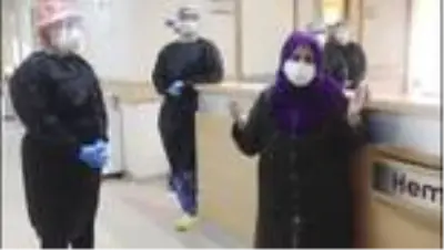 Koronavirüsü yenen yaşlı kadın alkışlarla taburcu edildi Koronavirüsü yenen yaşlı kadın alkışlarla taburcu edildi