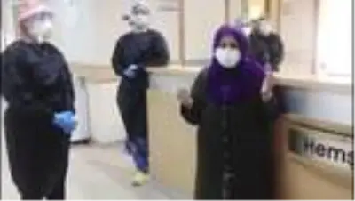 Koronavirüsü yenen yaşlı kadın alkışlarla taburcu edildi Koronavirüsü yenen yaşlı kadın alkışlarla taburcu edildi
