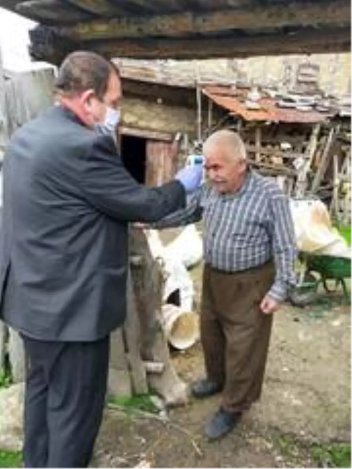 Muhtar her gün köylülerin ateşini tek tek ölçüp kayıt altına alıyor