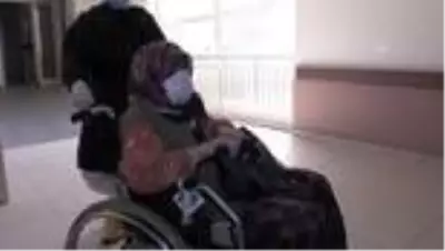 Oğlunu kaybettiği Kovid-19'dan kurtulan 83 yaşındaki kadından 'Evde Kal Türkiyem' mesajı Oğlunu kaybettiği Kovid-19'dan kurtulan 83 yaşındaki kadından 'Evde Kal Türkiyem' mesajı