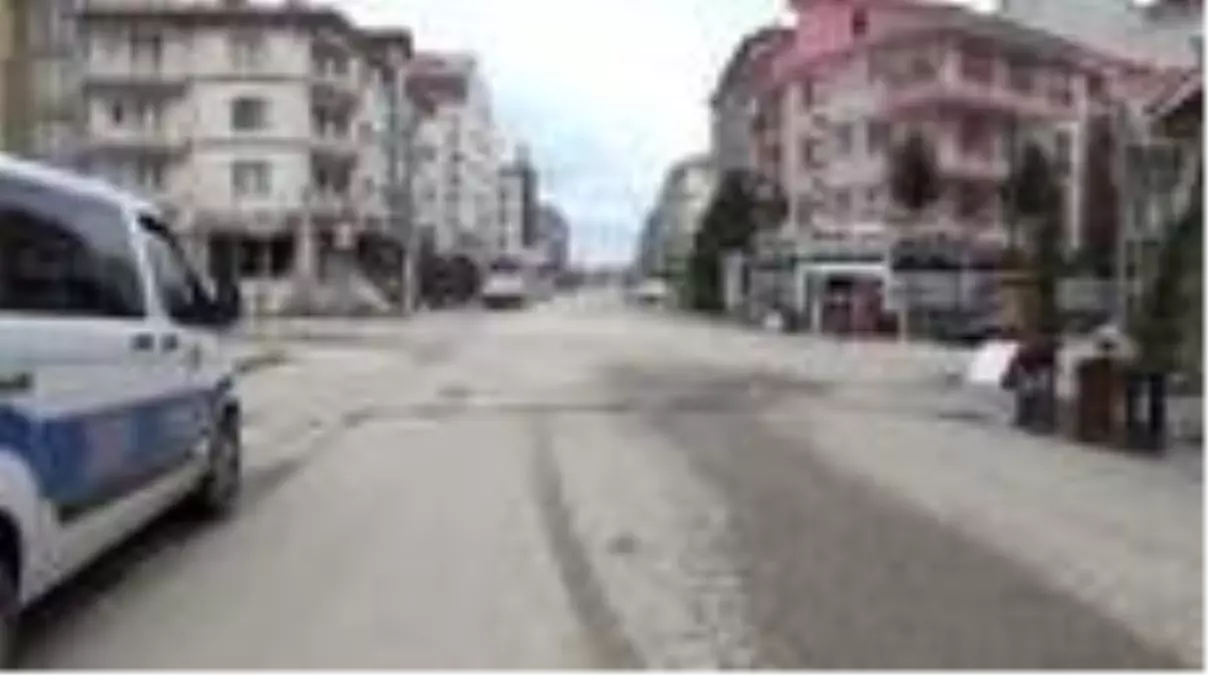 Polis, sokak hayvanlarına mama bıraktı