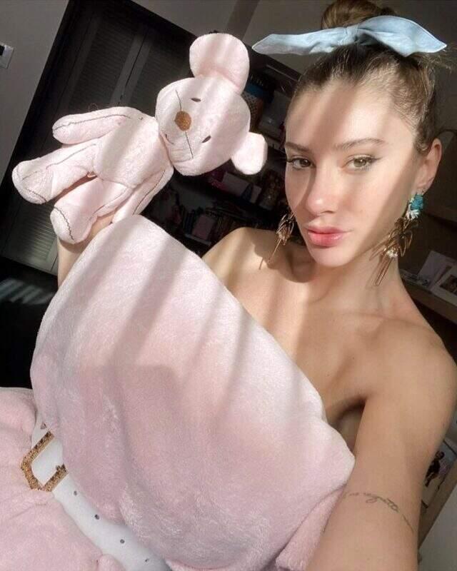 Quarantine Pillow Challenge akımına uyan Şeyma Subaşı, pembe yastıkla yarı çıplak poz verdi.