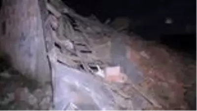 Şiddetli rüzgar ahır yıktı Şiddetli rüzgar ahır yıktı