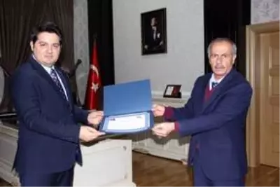 Zara'da 40 yıllık makam şoförüne teşekkür belgesi verildi Zara'da 40 yıllık makam şoförüne teşekkür belgesi verildi