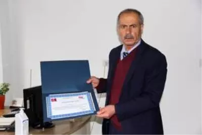 Zara'da 40 yıllık makam şoförüne teşekkür belgesi verildi Zara'da 40 yıllık makam şoförüne teşekkür belgesi verildi