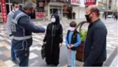 10 yaşındaki oğluyla sokağa çıkan baba: 'Çocuk benim, ölürse ölür sana ne oluyor'