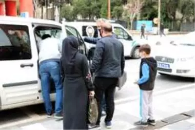 10 yaşındaki oğluyla sokağa çıkan baba ve anneye cezai işlem