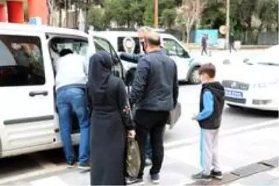 10 yaşındaki oğluyla sokağa çıkan baba ve anneye cezai işlem