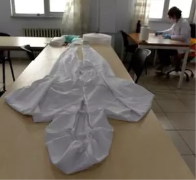 Ardahanlı gönüllü usta öğreticilerden fedakar sağlıkçılara maske ve tulum