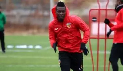 Asamoah Gyan koronavirüsten korunmak için geleneksel yöntemlere başvurdu Asamoah Gyan koronavirüsten korunmak için geleneksel yöntemlere başvurdu
