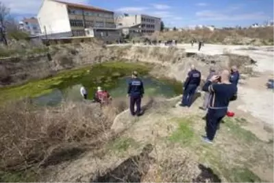 Başkentte su dolu inşaat çukuruna düşen çocuk hayatını kaybetti Başkentte su dolu inşaat çukuruna düşen çocuk hayatını kaybetti