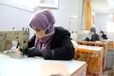 Bayırbucak Türkmeni kadınlar, ürettikleri maskeleri kaymakamlığa teslim etti