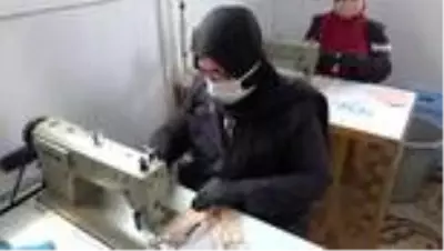 Bayırbucak Türkmeni kadınlar, ürettikleri maskeleri kaymakamlığa teslim etti Bayırbucak Türkmeni kadınlar, ürettikleri maskeleri kaymakamlığa teslim etti