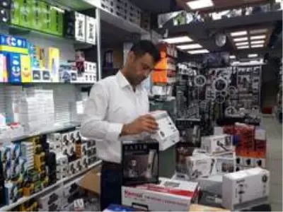 Koronavirüs nedeniyle berberler kapanınca tıraş makinesi satışları patladı.