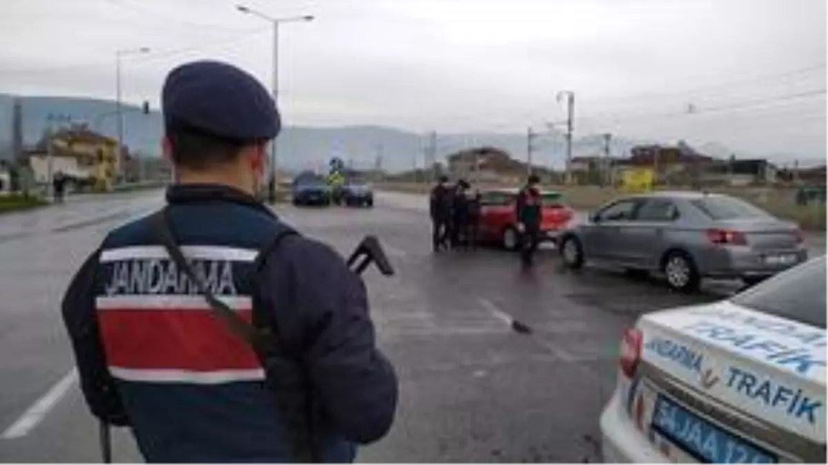 Bilecik'ten Sakarya'ya izinsiz gelen 4 kişi para cezası uygulanarak geri gönderildi