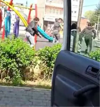 Bursa'da 20 yaş altı gençlerin zabıtadan kaçış anı kameraya böyle yansıdı