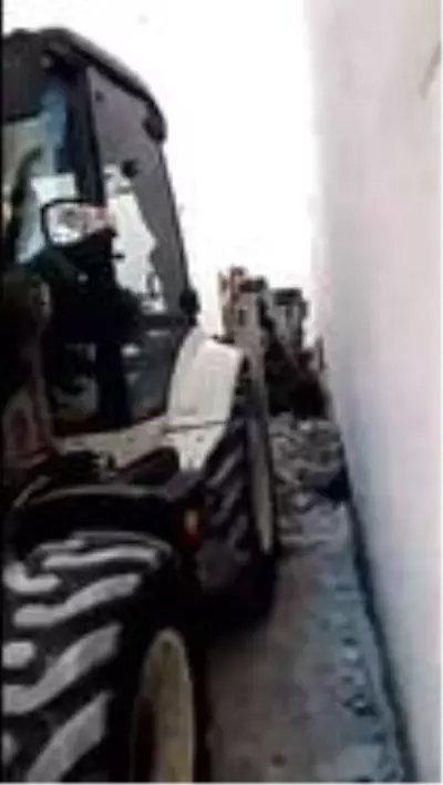 İş makinesinin çalışmasını canlı yayınlayan şahıs, duvarla iş makinesi arasına sıkıştı İş makinesinin çalışmasını canlı yayınlayan şahıs, duvarla iş makinesi arasına sıkıştı