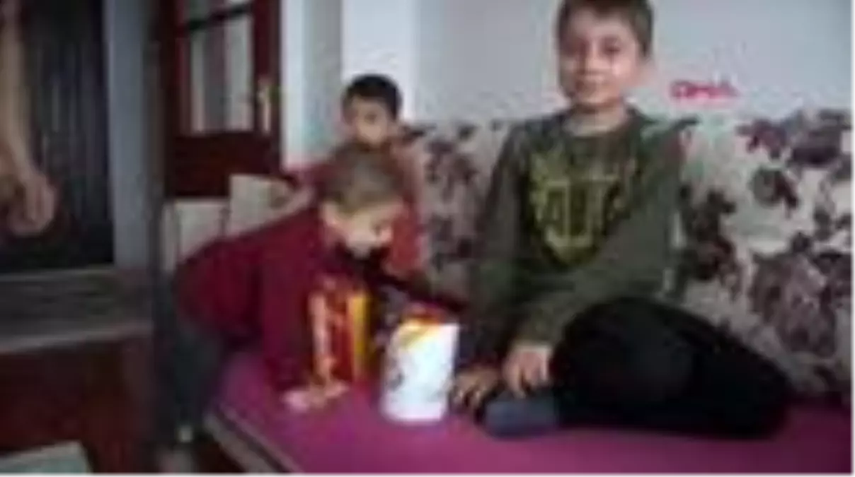 Çocuklarına akülü araba almak için biriktirdikleri parayı ihtiyaç sahiplerine bağışladılar