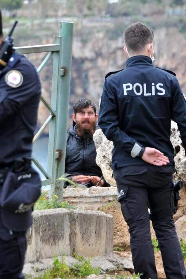 Dün falezlerde intihara kalkışan genç, bugün de kayalıklarda intihara kalkıştı Dün falezlerde intihara kalkışan genç, bugün de kayalıklarda intihara kalkıştı