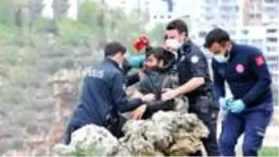 Dün falezlerde intihara kalkışan genç, bugün de kayalıklarda intihar girişiminde bulundu Dün falezlerde intihara kalkışan genç, bugün de kayalıklarda intihar girişiminde bulundu
