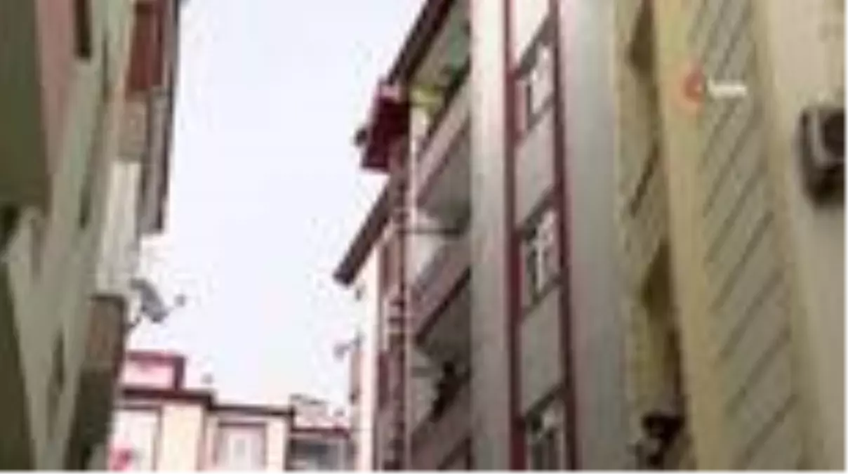Elazığ'da evdeki gençlere otobüsten türkülü sürpriz doğum günü