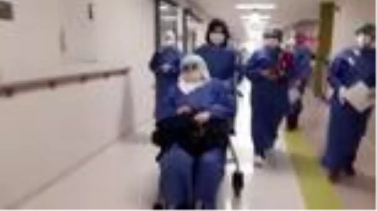 Elazığ'da koronavirüs hastası 14 kişi, alkışlarla taburcu edildi