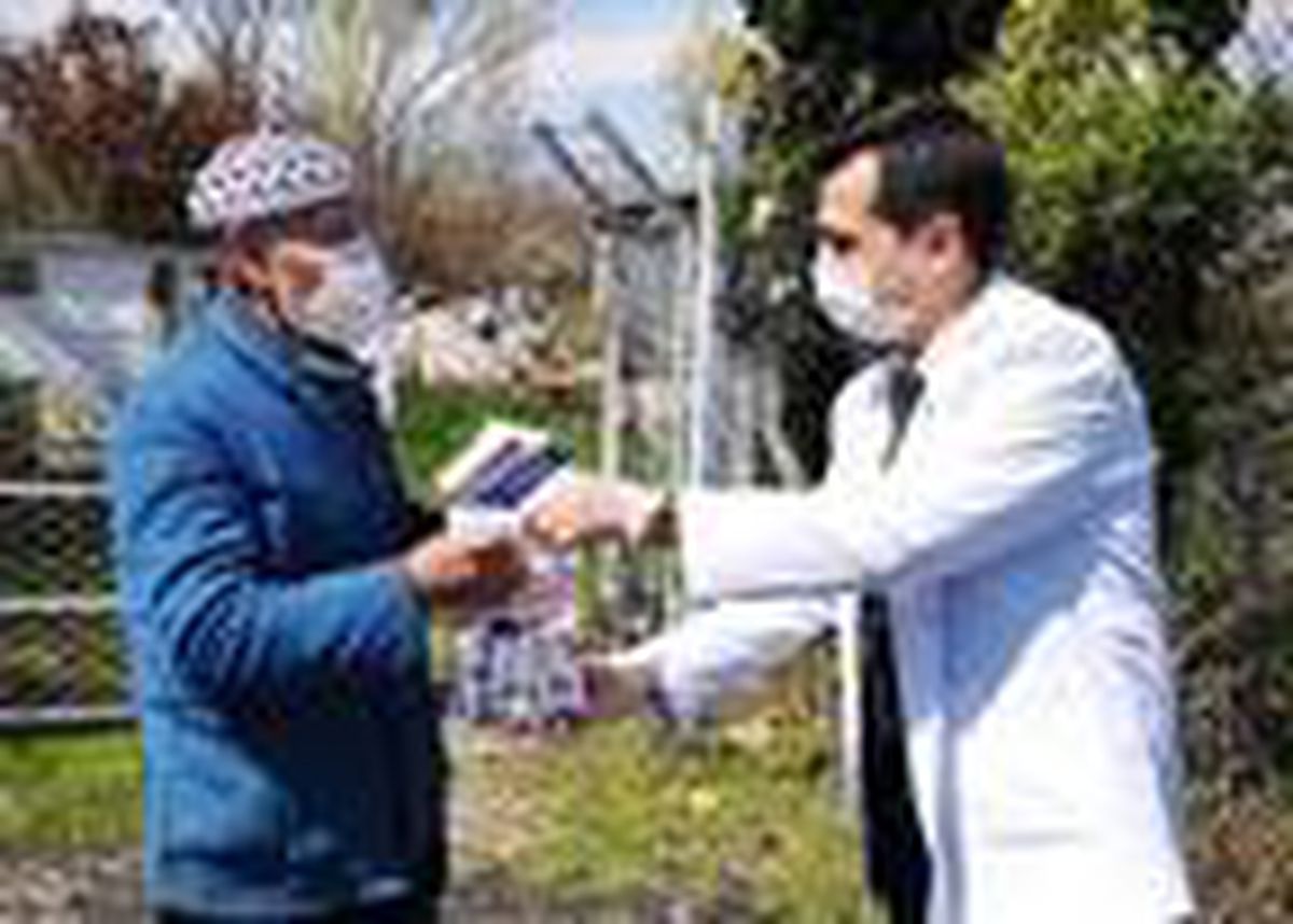 Emekli öğretmen, ilaçlarını getiren sağlık ekiplerini görünce gözyaşlarını tutamadı