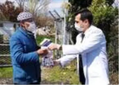 Emekli öğretmen, ilaçlarını getiren sağlık ekiplerini görünce gözyaşlarını tutamadı