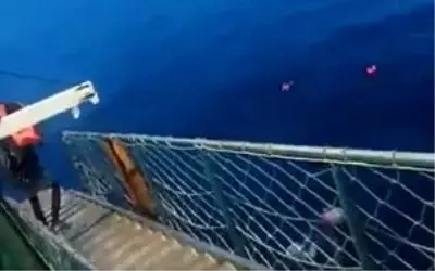 Feribottaki personellerde koronavirüs tespit edildiğini duyan 5 kişi paniğe kapılıp denize atladı