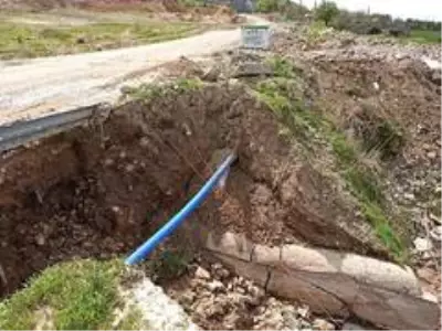 Heyelan nedeni ile kapanan yolu açma çalışmaları devam ediyor