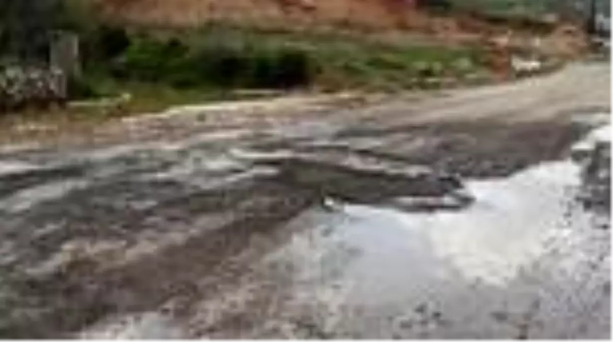 Heyelan nedeniyle kapanan yolu açma çalışmaları devam ediyor