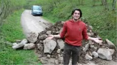 İki ilin alternatif köy yoluna 'molozlu' barikat
