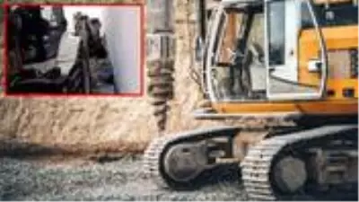İş makinesinin çalışmasını canlı yayınlayan şahıs, duvarla iş makinesi arasına sıkıştı İş makinesinin çalışmasını canlı yayınlayan şahıs, duvarla iş makinesi arasına sıkıştı
