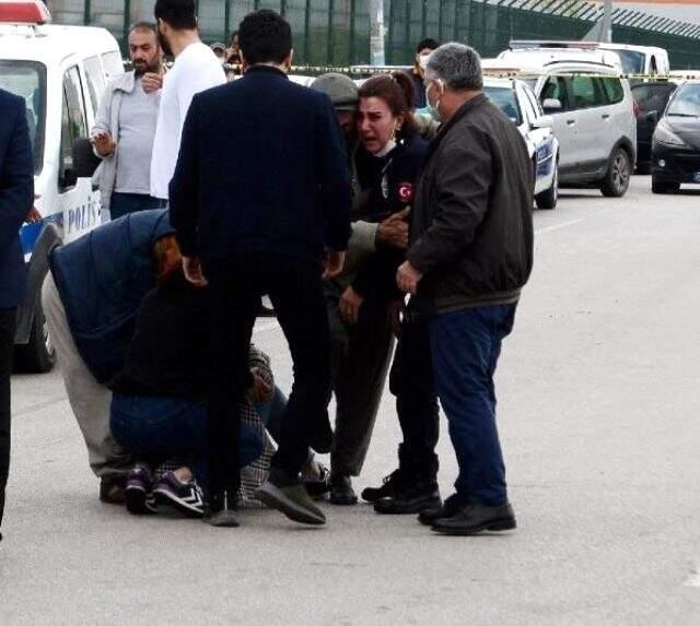 Kaza yerine göreve giden kadın polis, yakınlarının ölüm haberini alınca yıkıldı.