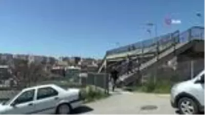 Kocaeli ile İstanbul'u birbirine bağlayan üst geçit tel örgü ile kapatıldı