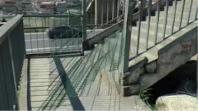 Kocaeli ile İstanbul'u birbirine bağlayan üst geçit tel örgü ile kapatıldı