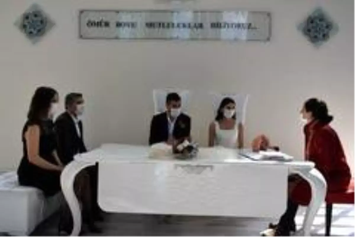Korona virüs tedbirleri alınarak nikah kıydılar