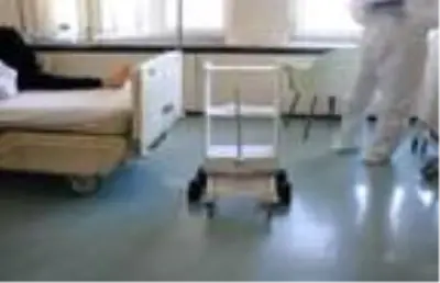 Koronavirüs hastalarına yemek ve ilaç servisi robot ile yapılıyor