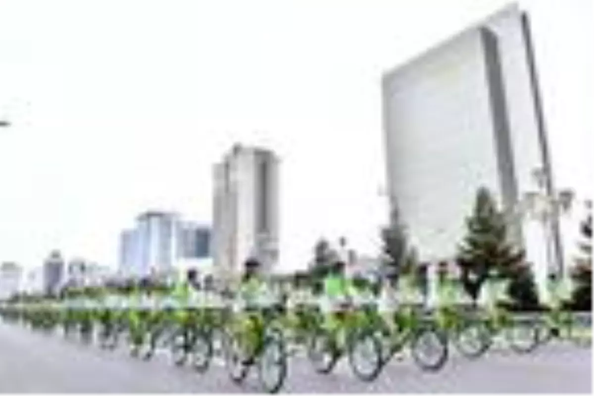 Koronavirüs kelimesini yasaklayan Türkmenistan'da sosyal mesafe manzaraları