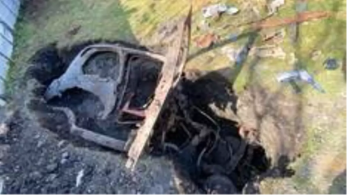 Koronavirüs salgınında evde kaldı, bahçesinde 1950'lerden kalma gömülü araba buldu