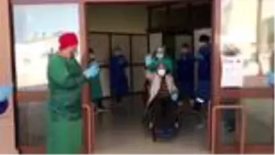 Koronavirüs tedavisi tamamlanan 71 yaşındaki kişi alkışlarla taburcu edildi