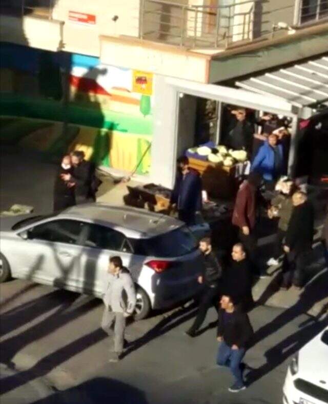 Koronavirüsü hiçe sayan taraflar, yumruk yumruğa birbirlerine girdi