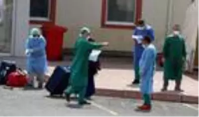 Koronavirüsü yenen 32 umreci, alkışlarla uğurlandı Koronavirüsü yenen 32 umreci, alkışlarla uğurlandı