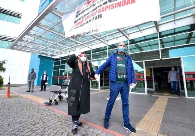 Koronavirüsü yenen kadın: Üzüntülüyüm, çift geldim tek gidiyorum.