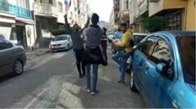 Koronayı hiçe sayıp darbuka çalarak para toplayan gençleri polis affetmedi
