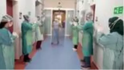 Kovid-19'u yenen doktoru mesai arkadaşları alkışlarla taburcu etti