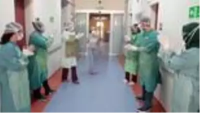 Kovid-19'u yenen doktoru mesai arkadaşları alkışlarla taburcu etti Kovid-19'u yenen doktoru mesai arkadaşları alkışlarla taburcu etti