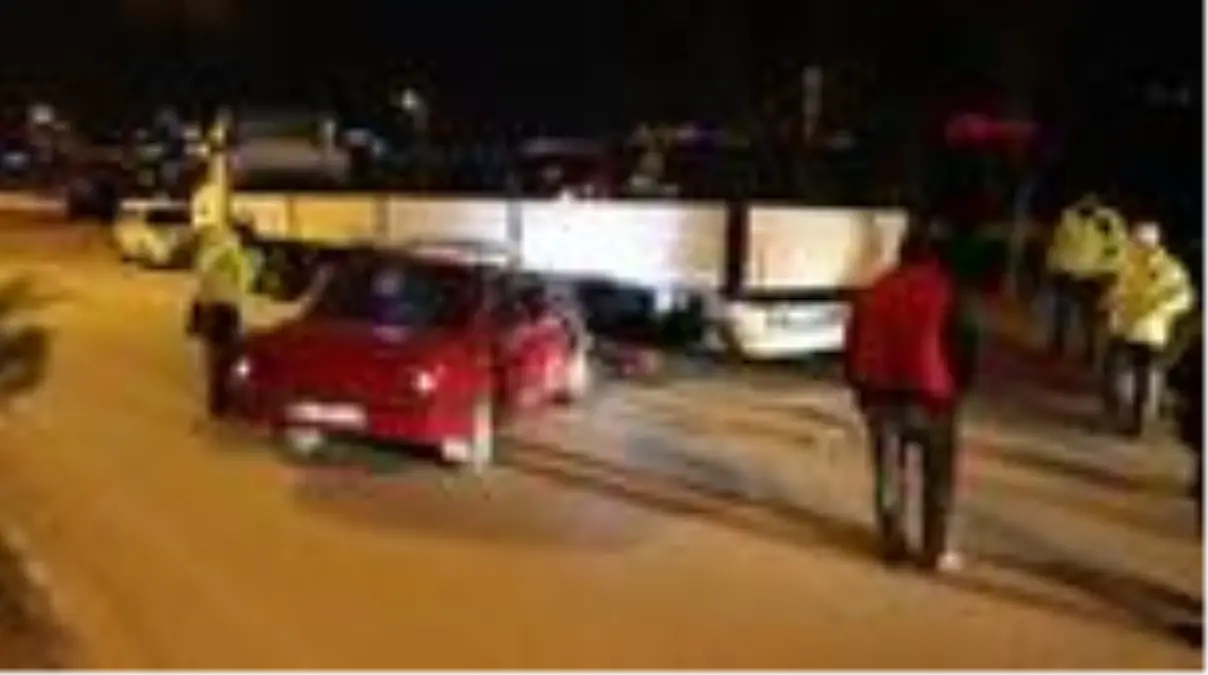 OTOMOBİL PARK HALİNDEKİ TIR'A ÇARPTI 3 YARALI