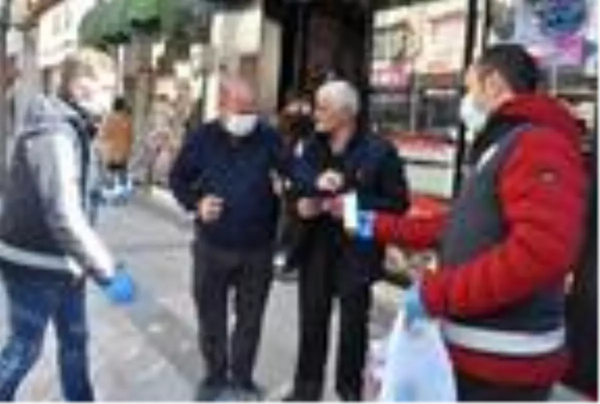 Polis sokakta ateş ölçüyor, eldiven ve maske dağıtıyor