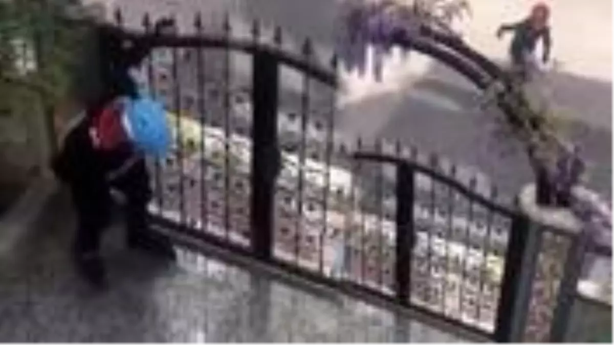 Sokağa çıkma yasağını delen iki kardeş, polis sirenini duyunca düşe kalka kaçtı